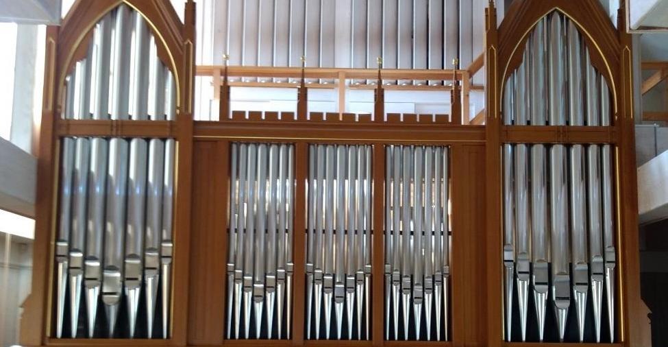 En träfärgad orgel med silverdetaljer